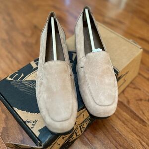 NIB Eddie Bauer women’s suade shoes size 7.5 W
Color is called Sand